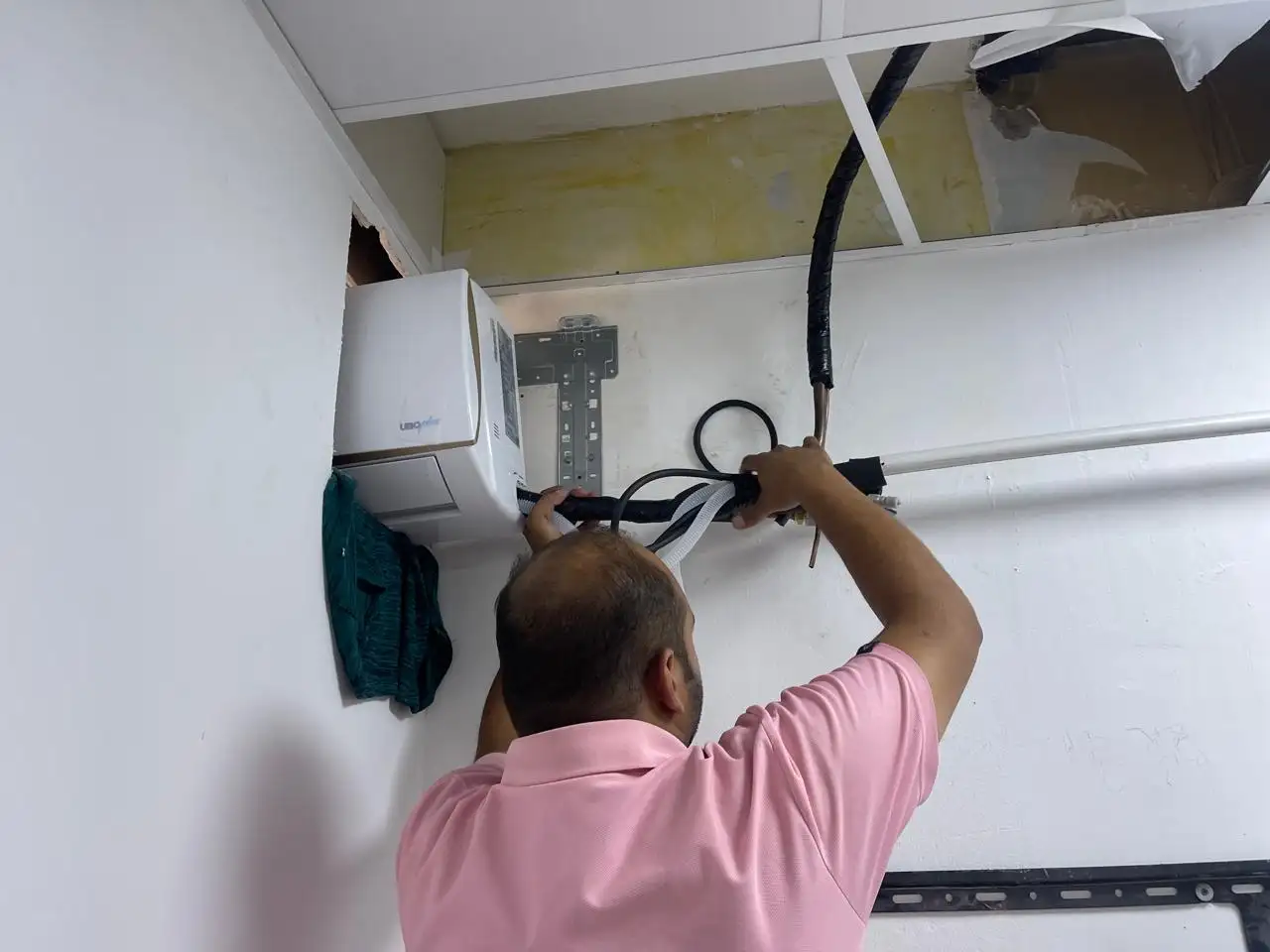 Technicians installing a split air conditioning unit in Dubai